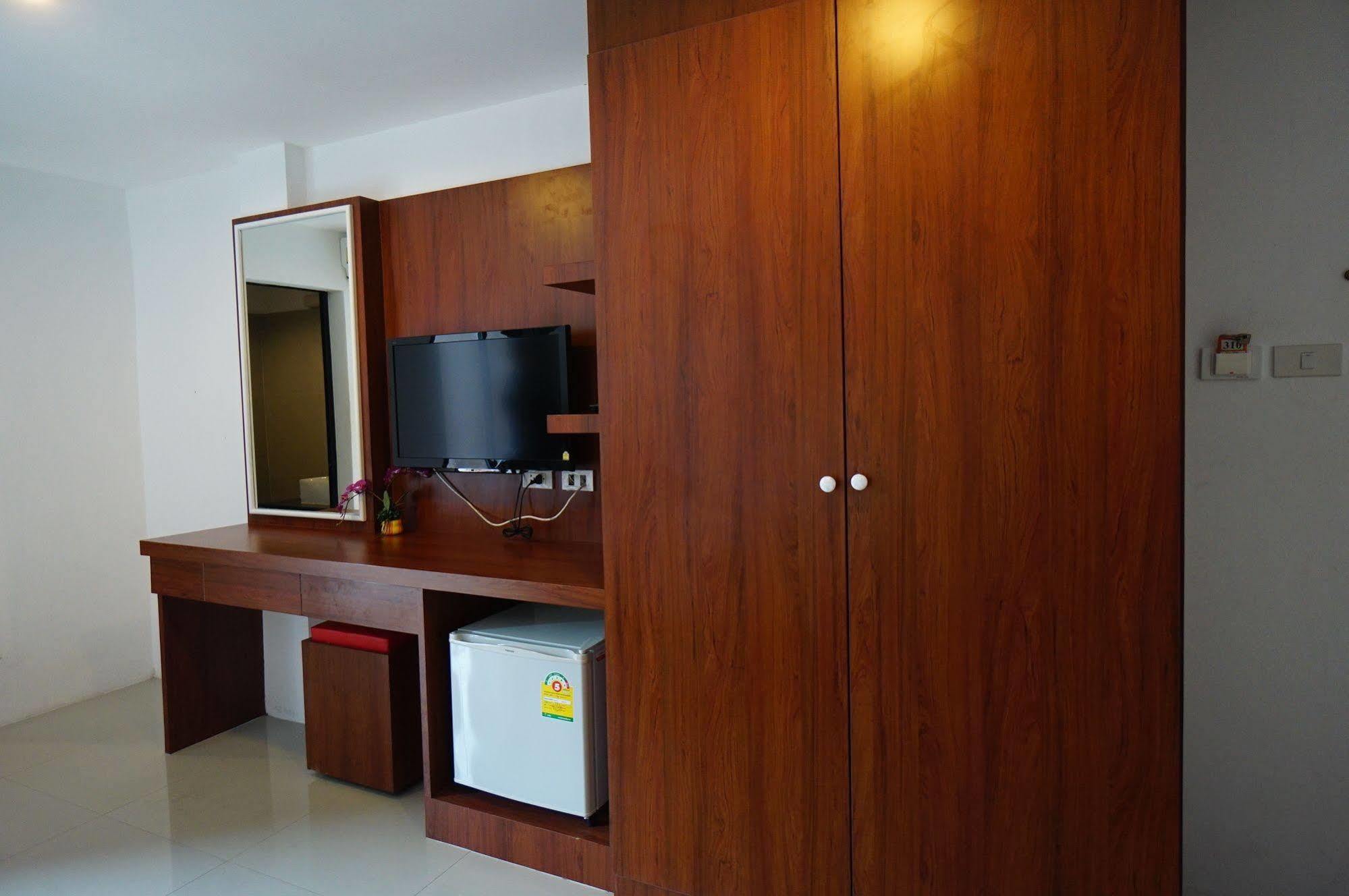 Phuthara Hostel Phuket Eksteriør bilde
