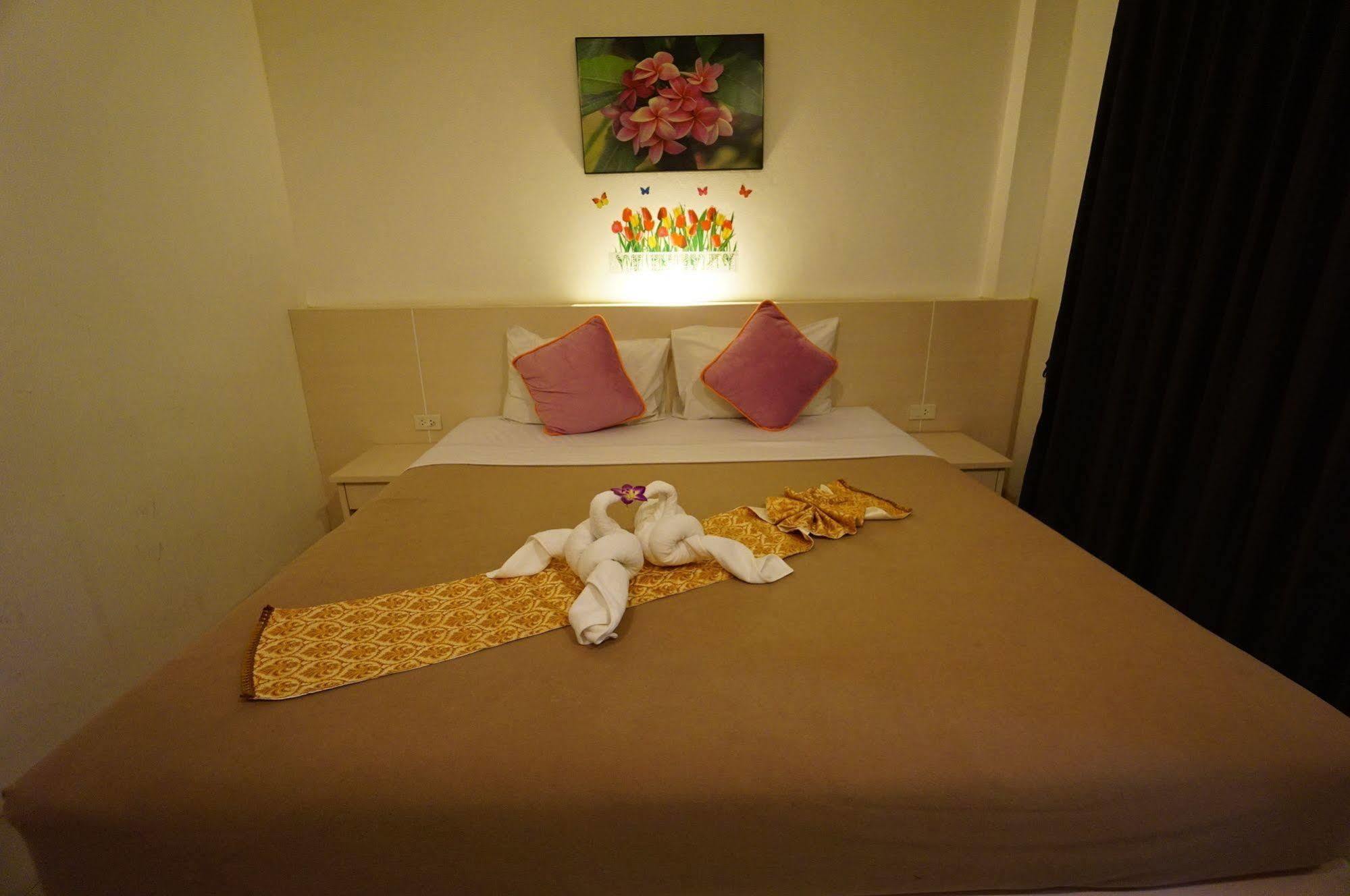 Phuthara Hostel Phuket Eksteriør bilde
